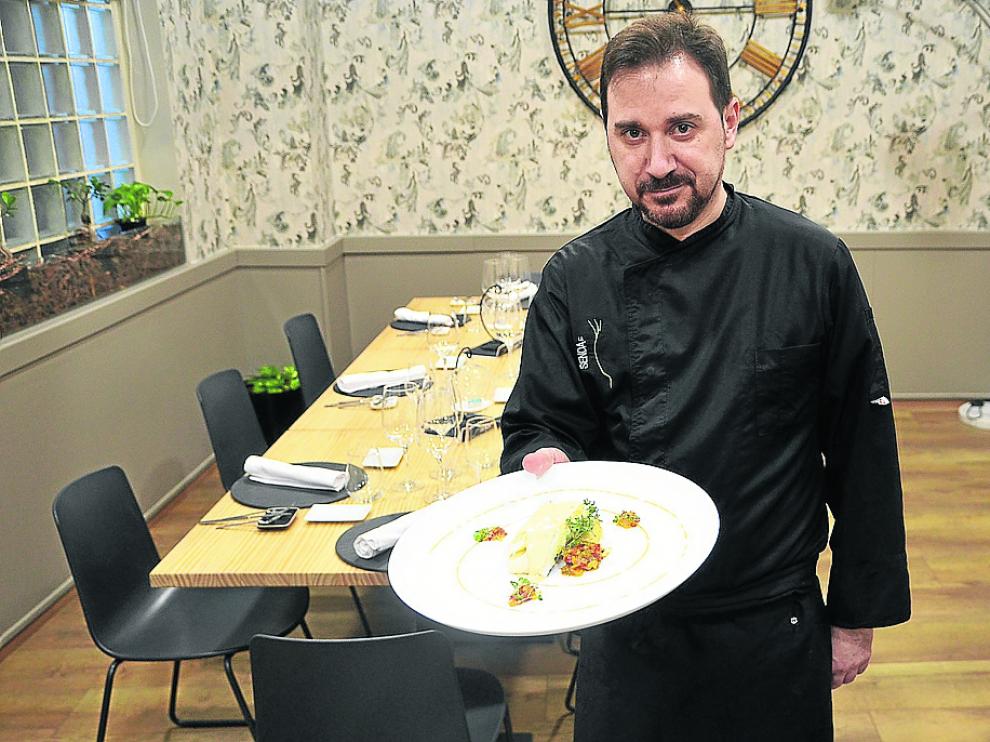 David Baldrich muestra el plato de bacalao con sofrito de pimientos y mahonesa.