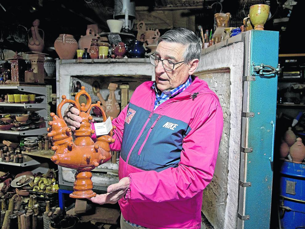 El alfarero Manuel Gil, con una de sus piezas