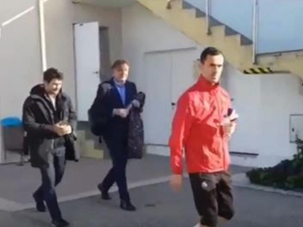 Linares, en la mañana de este martes en el entrenamiento del Reus. Detrás, los abogados Javier Paredes y Santiago Nebot.
