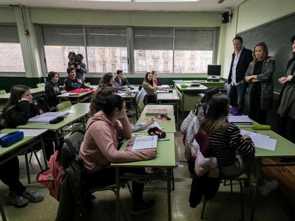La consejera Mayte Pérez, con los alumnos de 4º de ESO de una de las clases bilingües del instituto Pedro de Luna