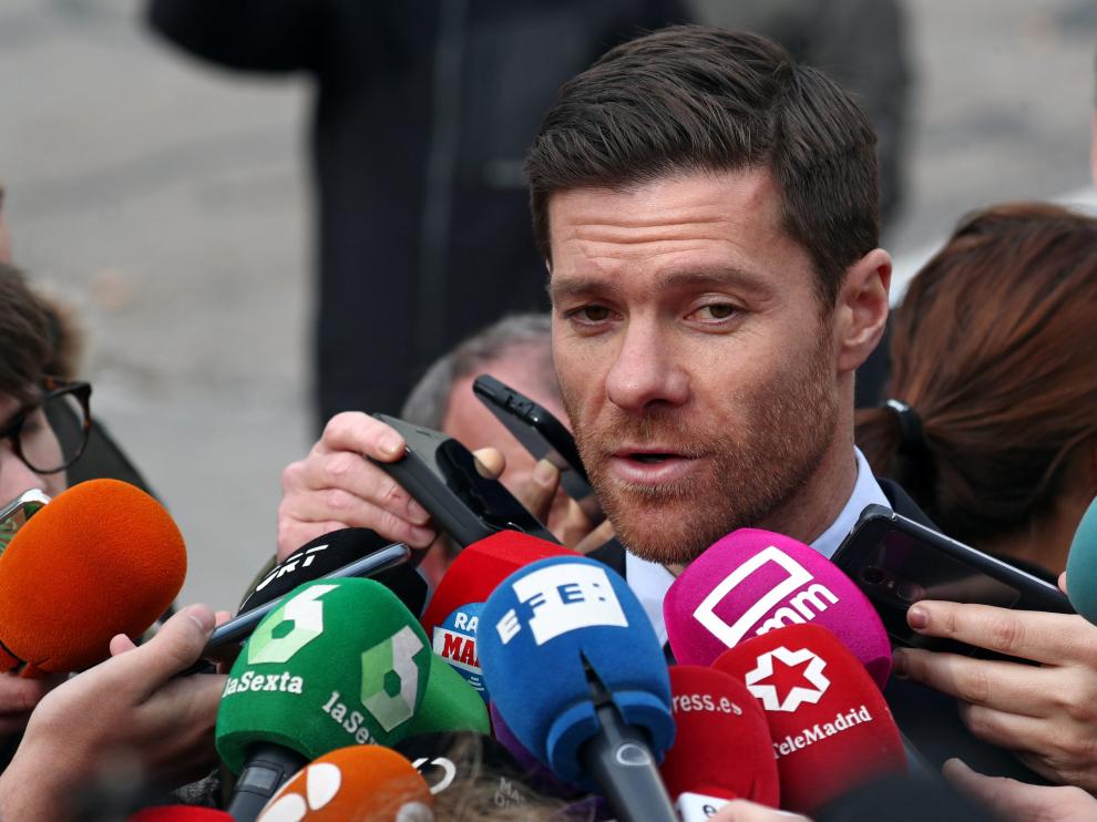 Xabi Alonso atendiendo a los medios tras el juicio.
