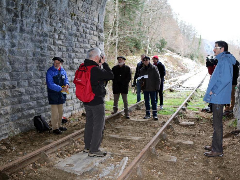 Visita de los dos delegados del Gobierno con periodistas y del Creloc en el túnel helicoidal del tren del Canfranc en la parte francesa.