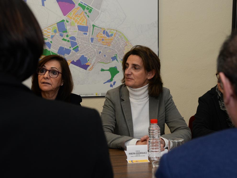 La ministra Teresa Ribera durante la reunión mantenida en Andorra con Javier Lambán, los alcaldes de la zona, representantes sindicales y empresarios.