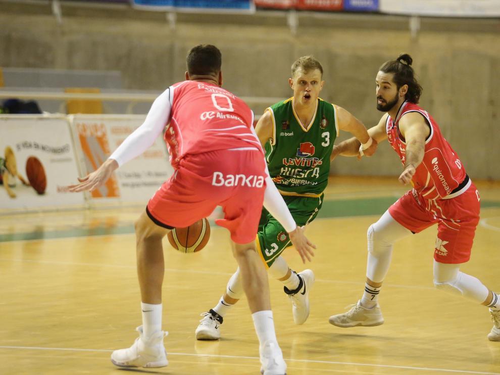 Haws, presionado por Fran Guerra y Mikel Motos durante el partido con el Palma.