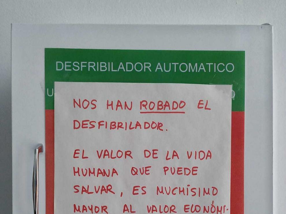 Cartel de denuncia que colocó la médico en el centro sanitario después del robo.