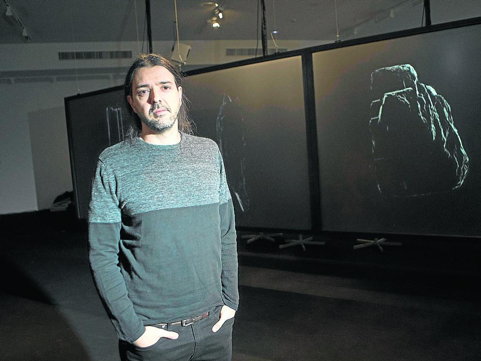 Néstor Lizalde explica su exposicion, que combina diversas técnicas visuales.