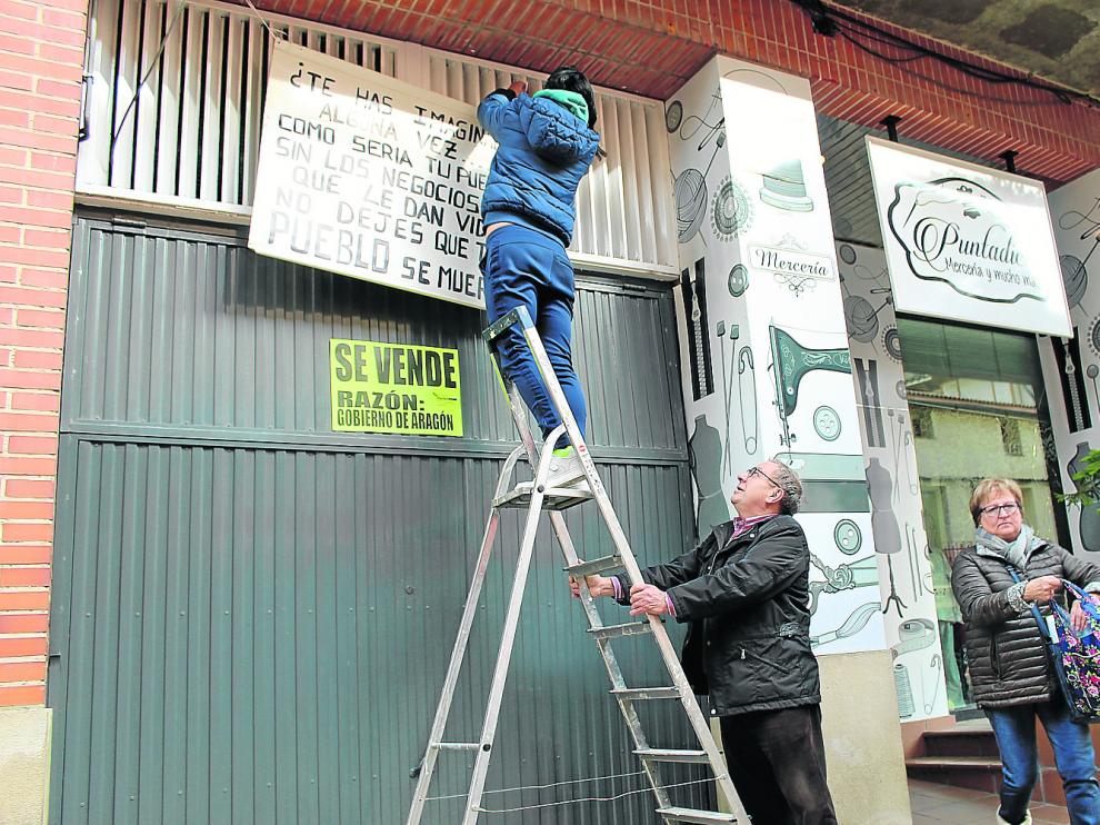 Vecinos y comerciantes colocan carteles de 'Se vende' en sus casas y negocios para recibir a la ministra.