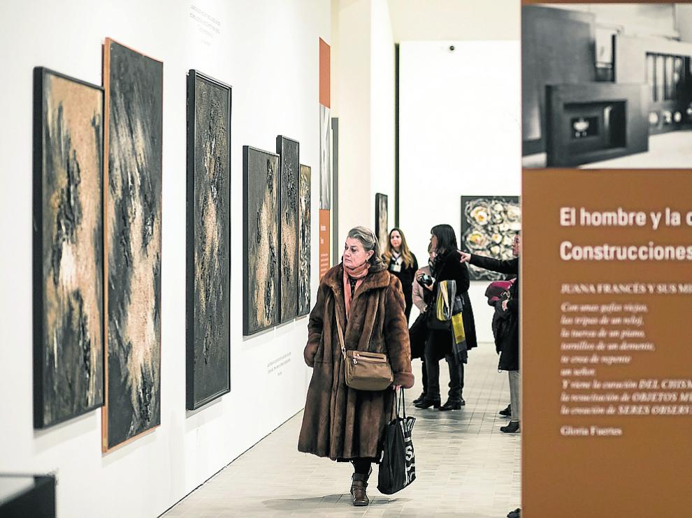 Visitantes recorren uno de los espacios de la retrospectiva de Juana Francés