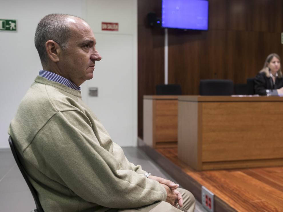 El exjefe de la oficina de Tráfico del Ayuntamiento de Zaragoza, durante la celebración del juicio. Al fondo, la abogada de la acusación particular, Olga Oseira.