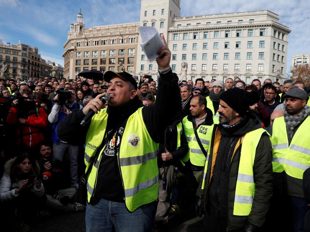 El portavoz de Élite Taxi, Alberto Álvarez, durante la asamblea celebrada en la plaza de Cataluña.