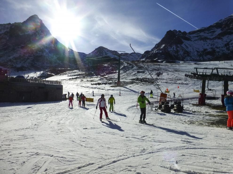 Esquiadores en la estación de esquí de Formigal