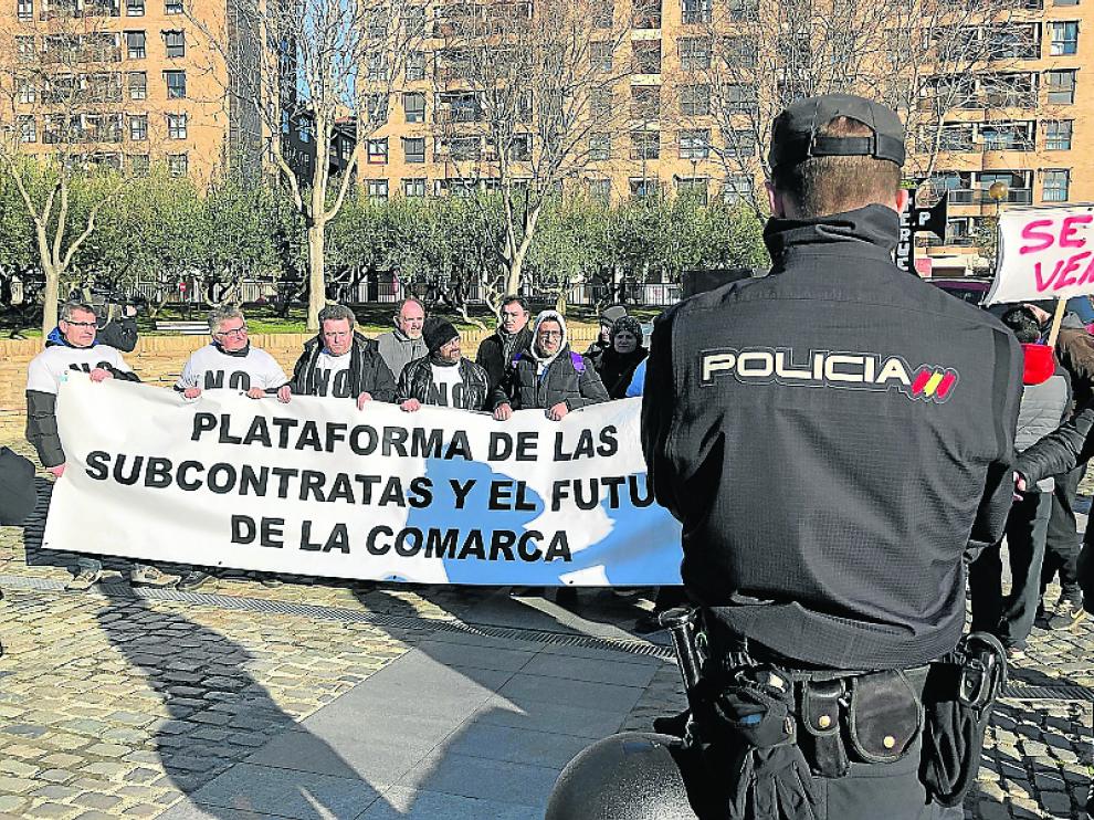 Protesta enfrente de la Aljafería de los vecinos de Andorra.