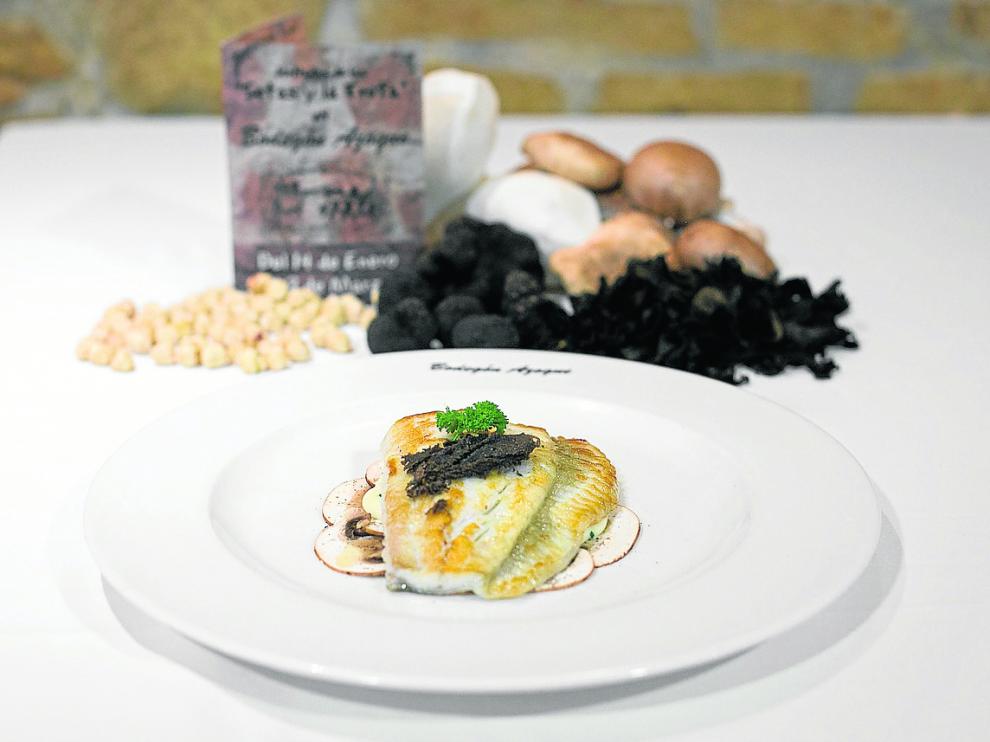 El plato de rodaballo, con algunos de los ingredientes de las Jornadas de las Setas y la Trufa.