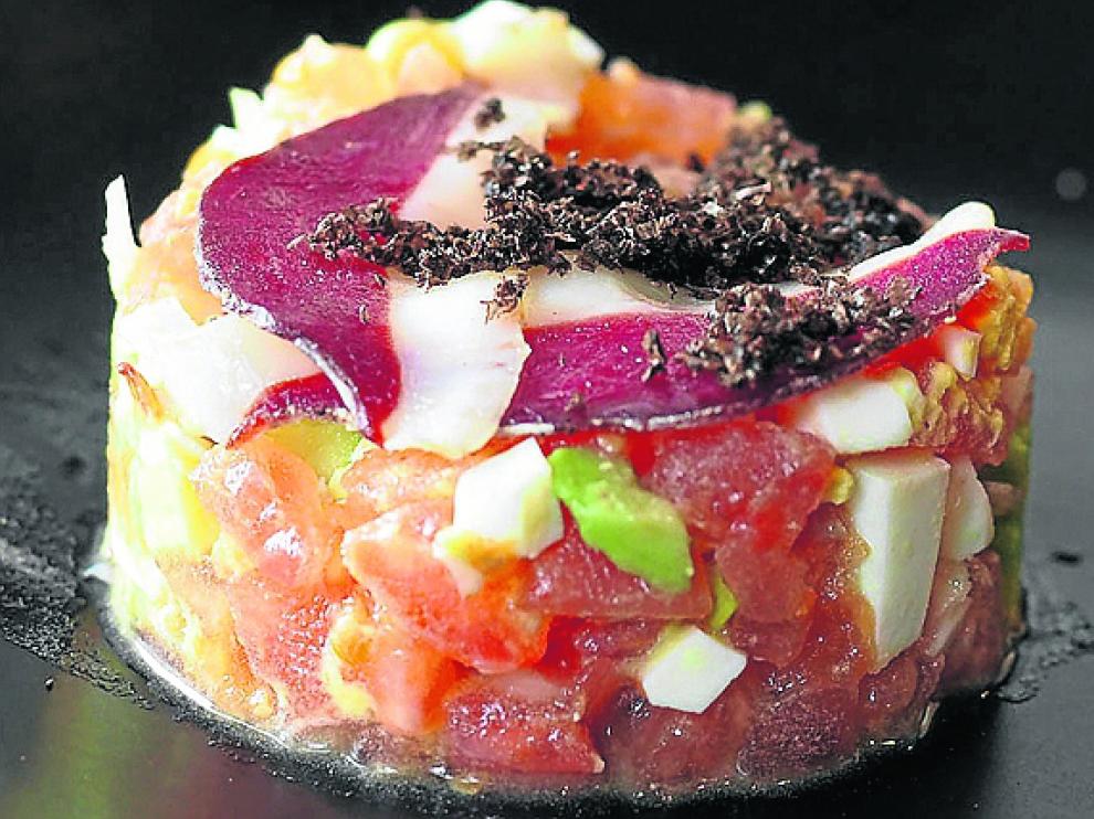 Tartar de tomate, aguacate, jamón de pato y trufa.