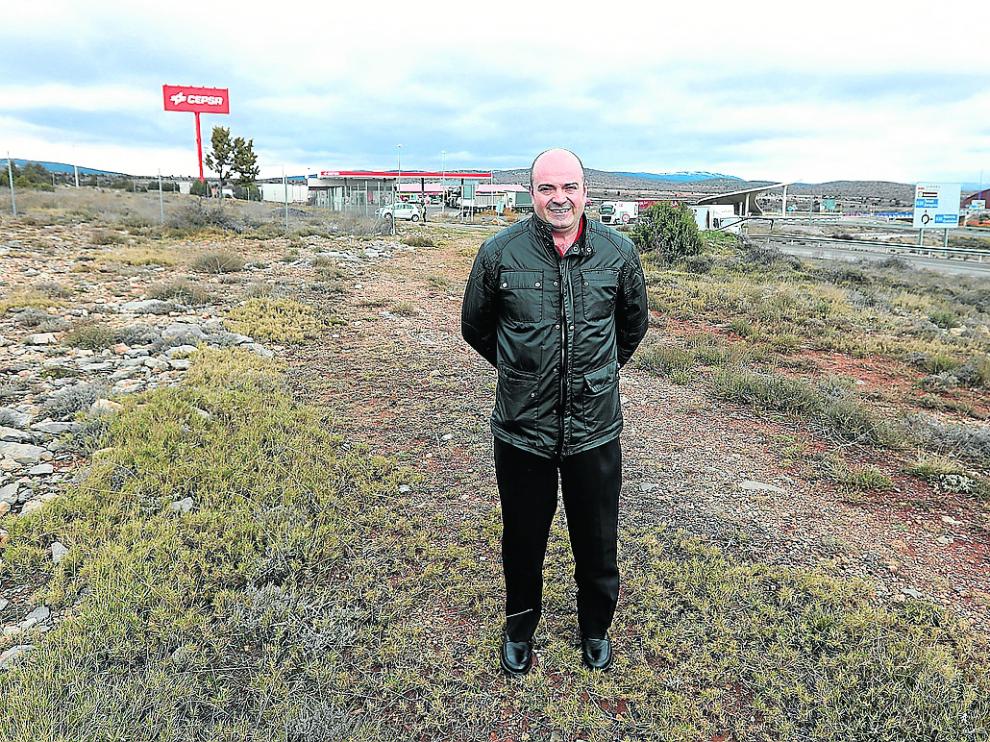 El empresario Santiago Sánchez, en los terrenos donde se construirán la campa y el hotel