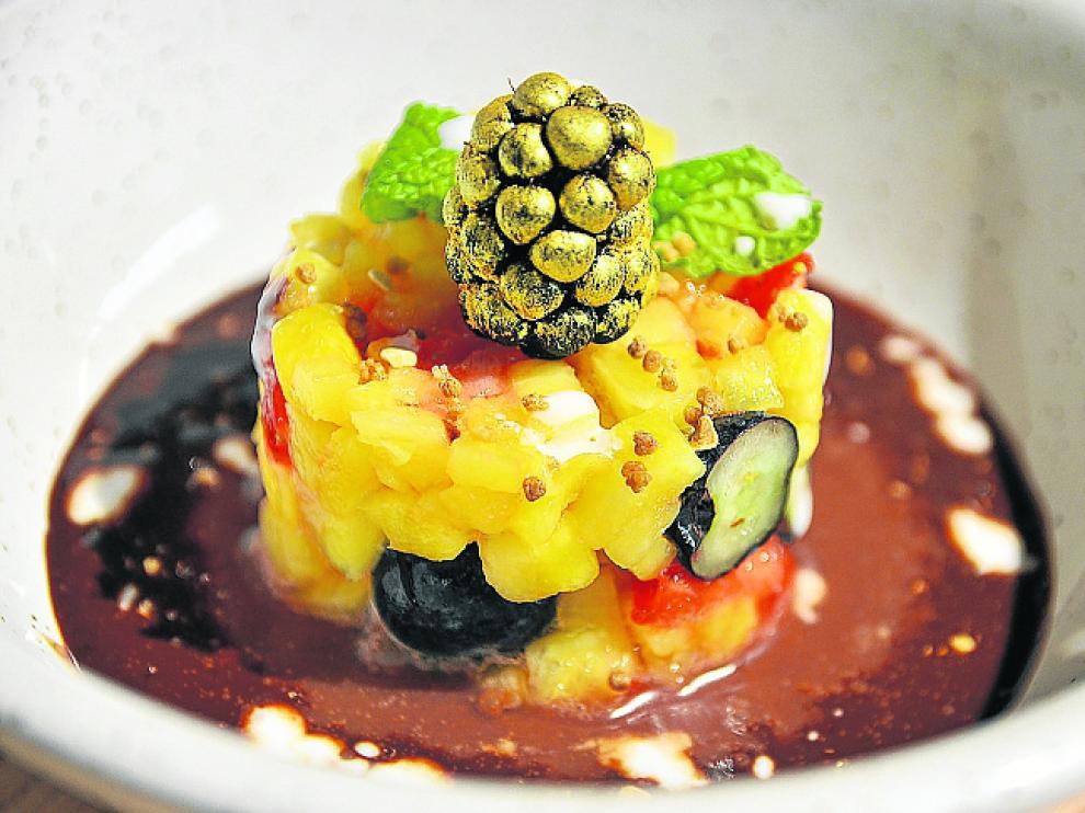 Tartar de frutas con salsa de choco-coco.