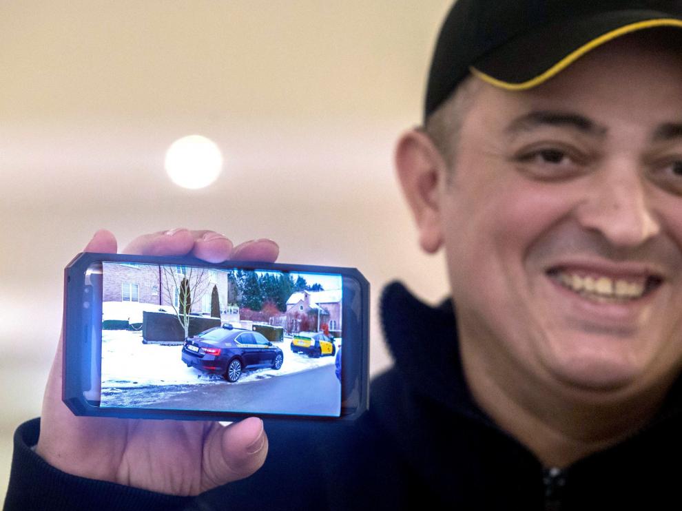 El portavoz del sindicato Élite Taxi, Alberto Álvarez 'Tito', muestra una imágen en su móvil en la que se ve a los taxistas frente al domicilio de Puigdemont.