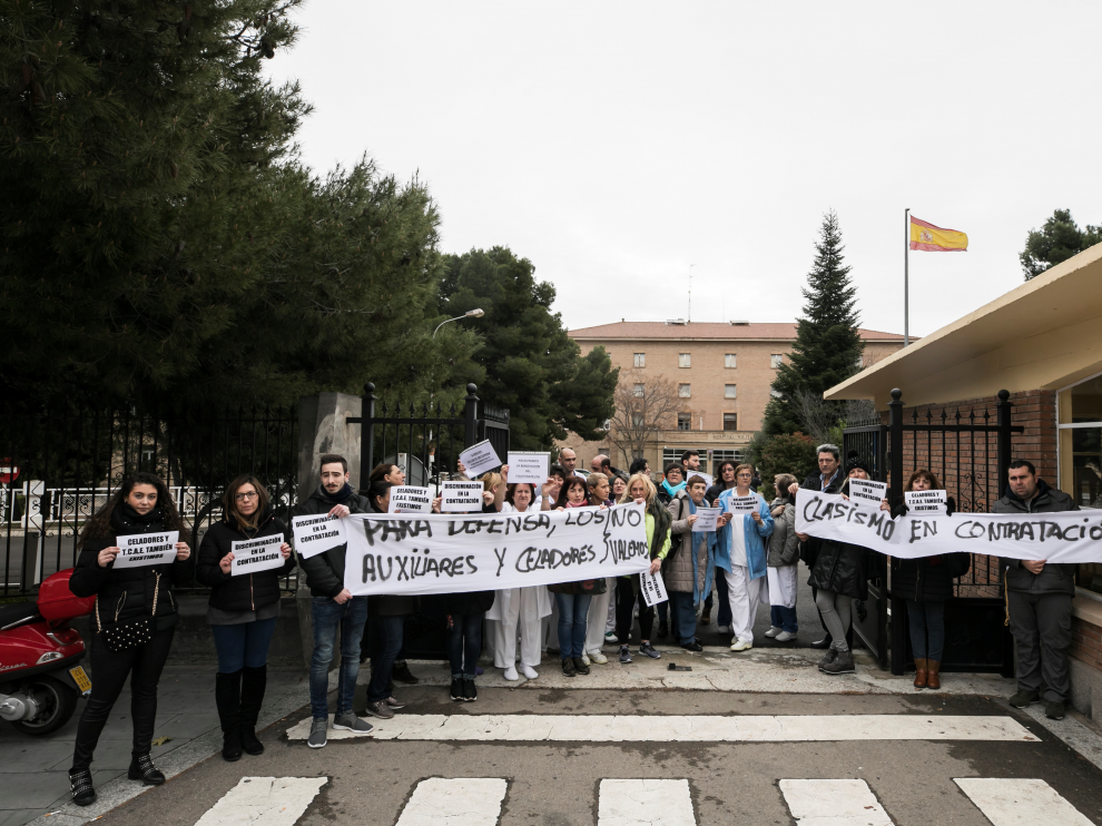 Los trabajadores protestaron ante la puerta del Militar.