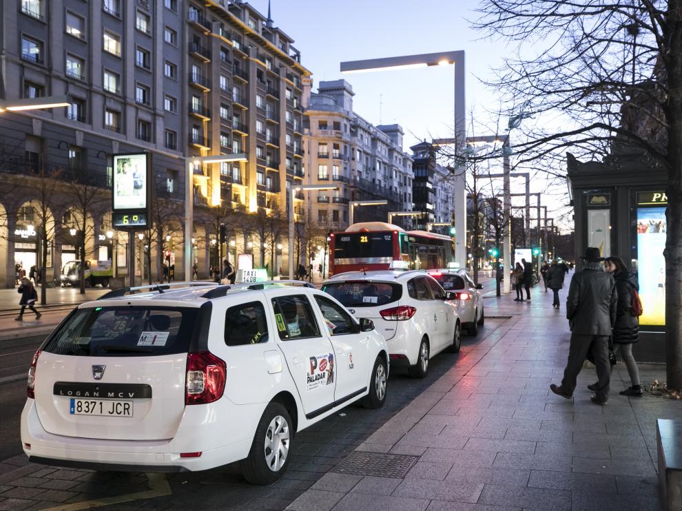 Parada de taxis en el paseo de la Independencia de Zaragoza.