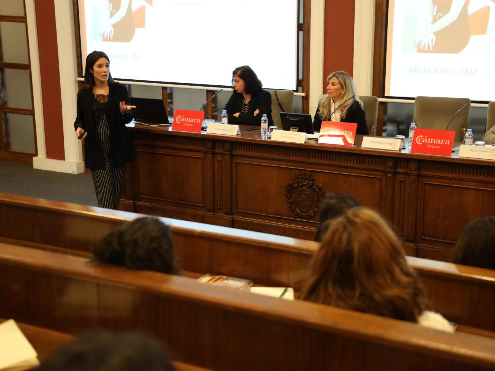 Las tres ponentes que han participado en la jornada sobre Mujeres y tecnología en la Cámara de Comercio de Zaragoza, María Villarroya, Cristina Aranda y Cristina Amoribieta