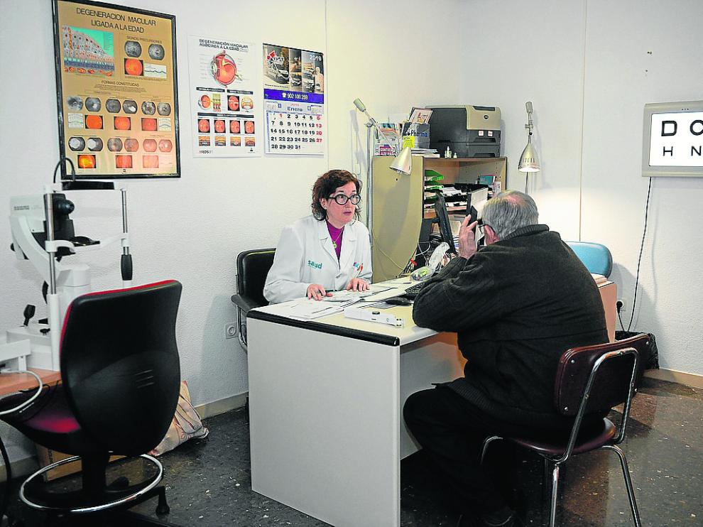 Nieves Navarro, jefa del Servicio de Oftalmología en el Obispo Polanco, atiende a un paciente.