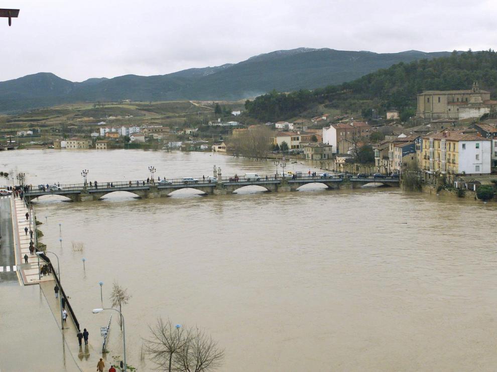 La crecida del Ebro a su paso por la localidad burgalesa de Miranda de Ebro.