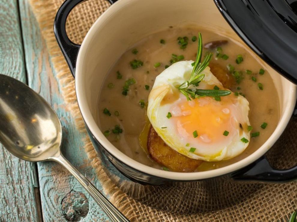 Receta de crema de castañas con huevo poché trufado.