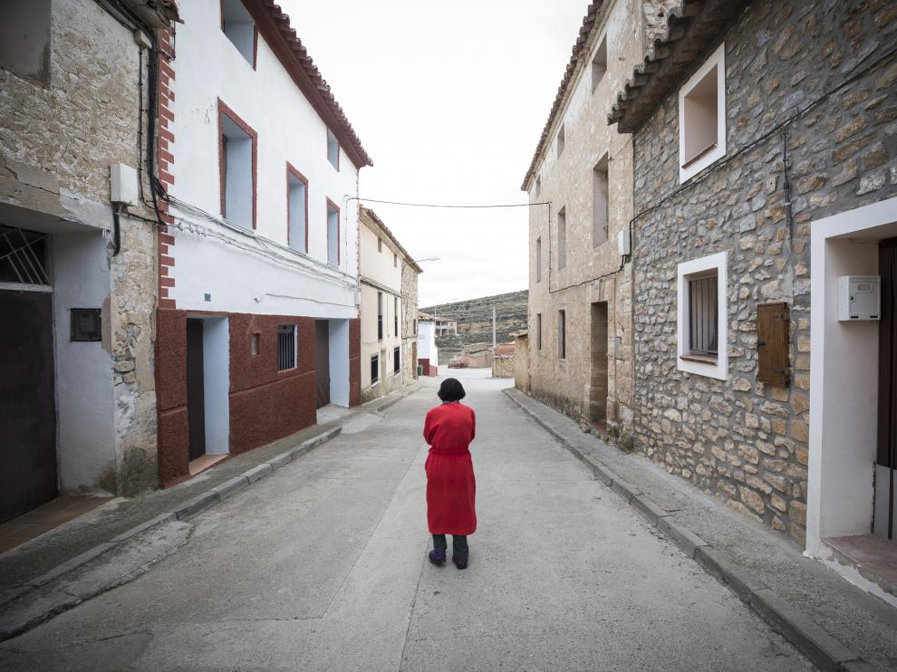 Una vecina de Alacón pasea por la calle San Roque.
