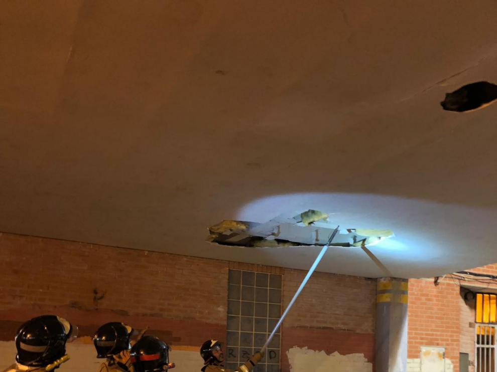 Los Bomberos de Zaragoza se han desplazado hasta el lugar para retirar los cascotes.