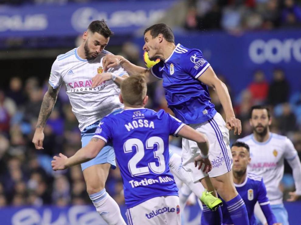 Álvaro, autor de los goles zaragocistas, en un salto de cabeza.