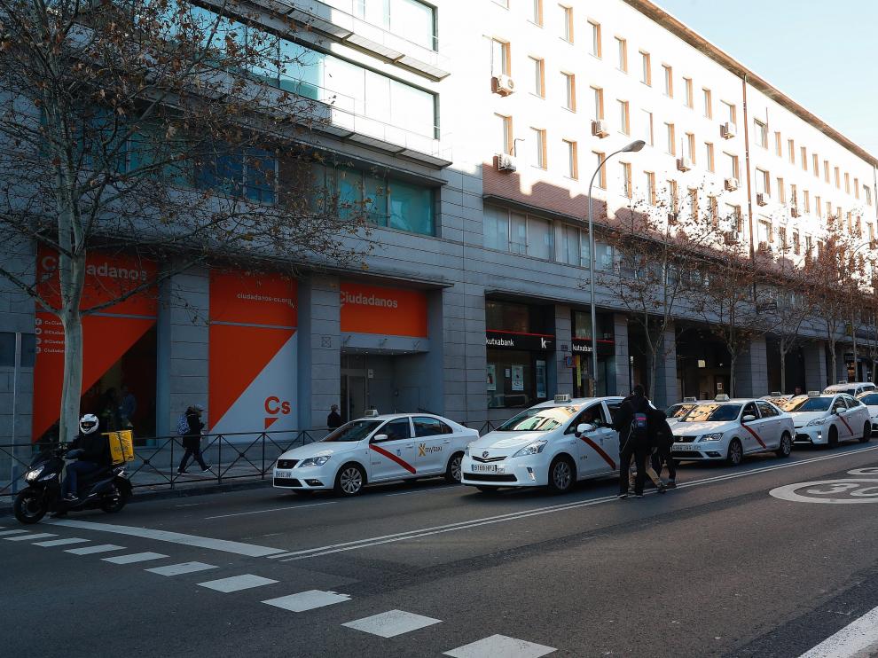 Caravana de taxis frente a la sede de Ciudadanos.