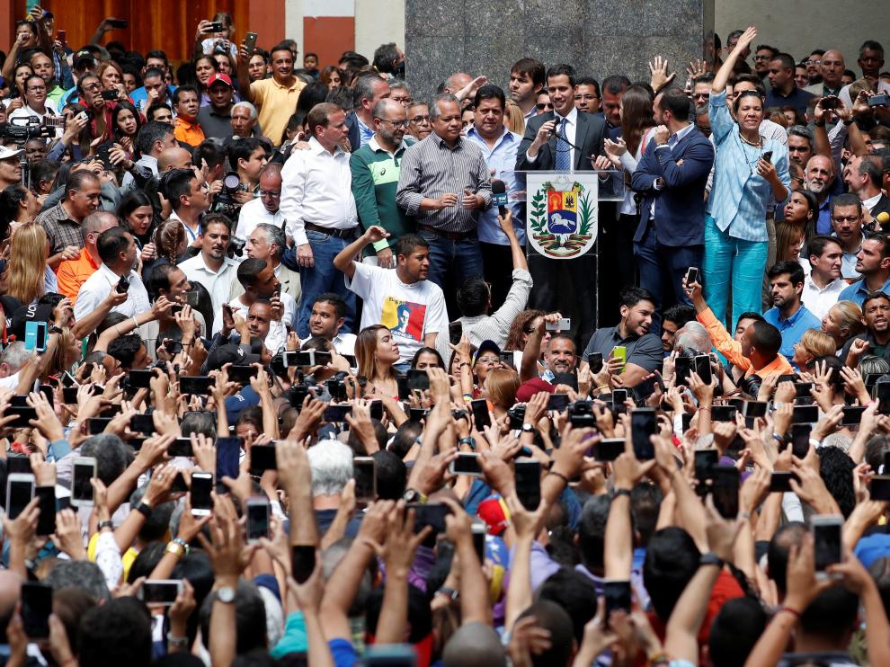 El líder del Parlamento y autoproclamado presidente encargado de Venezuela, Juan Guaidó, en un acto en la calle