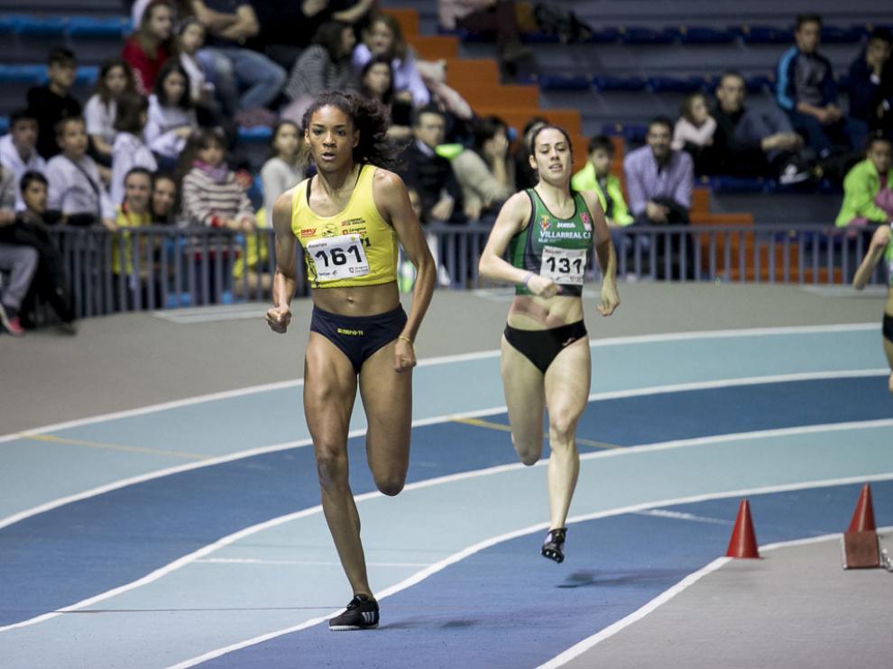 Salma Paralluelo, en primer plano, debutará en un campeonato de España absoluto de atletismo a los 15 años.