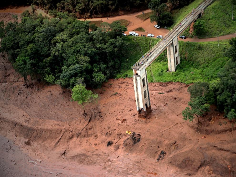 Una imagen de la rotura de la presa en Brasil.