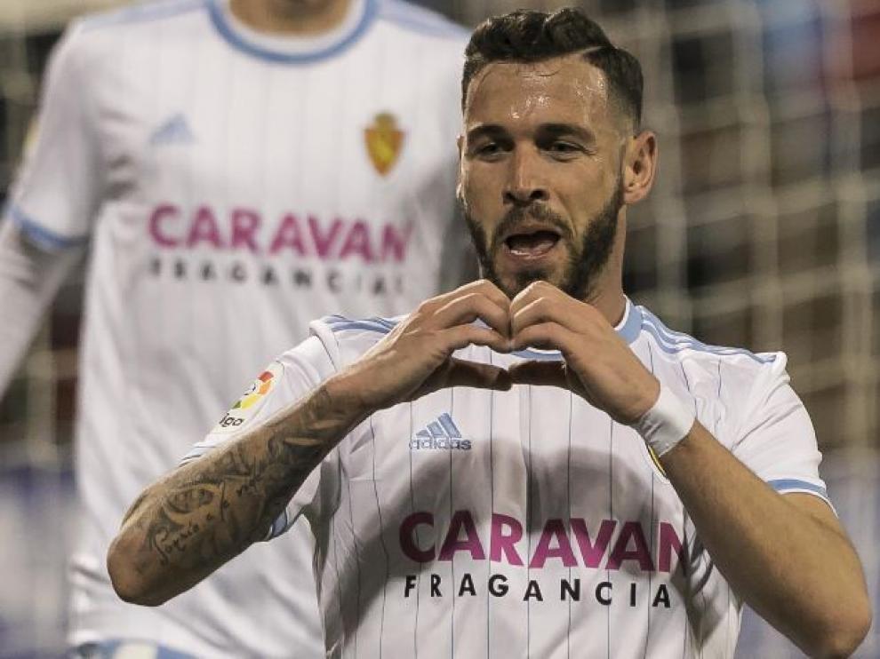 Álvaro Vázquez, en la celebración de uno de sus dos goles con el Real Zaragoza ante el Oviedo.