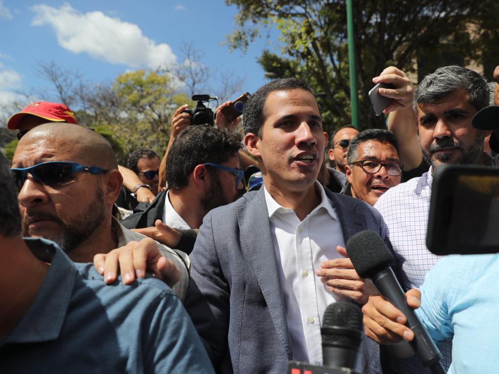 El presidente de la Asamblea Nacional de Venezuela, Juan Guaidó, saluda a sus simpatizantes durante un acto este sábado en Caracas.