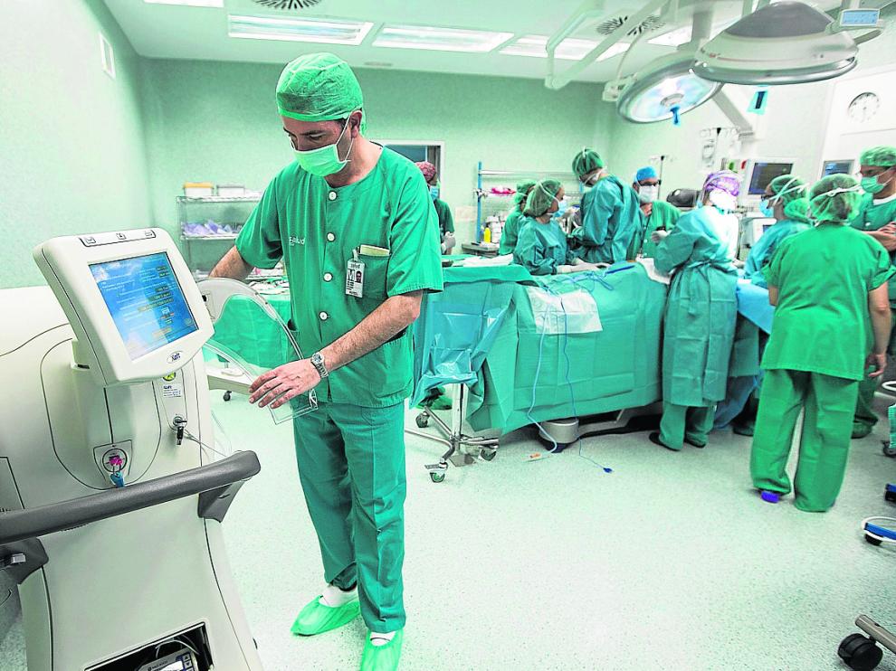 Momentos previos a una operación en un quirófano del hospital Miguel Servet.