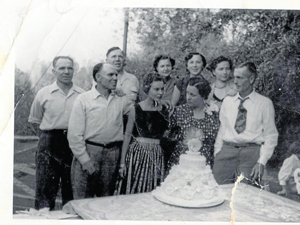 Los hermanos Vicente, Demetrio y Bernabé Mínguez, a la izquierda, con un grupo de familiares en Exeter (California).
