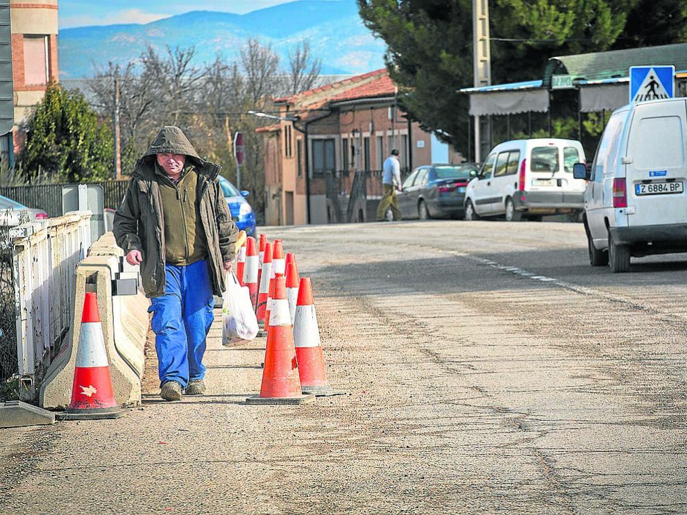 Un vecino transita por el puente de la travesía, un tramo muy frecuentado.