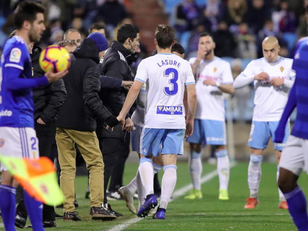 Momento en el que Lasure abandona el campo lesionado ante el Oviedo y es suplido por Aguirre. Era el minuto 70 y el marcador aún era 0-0.