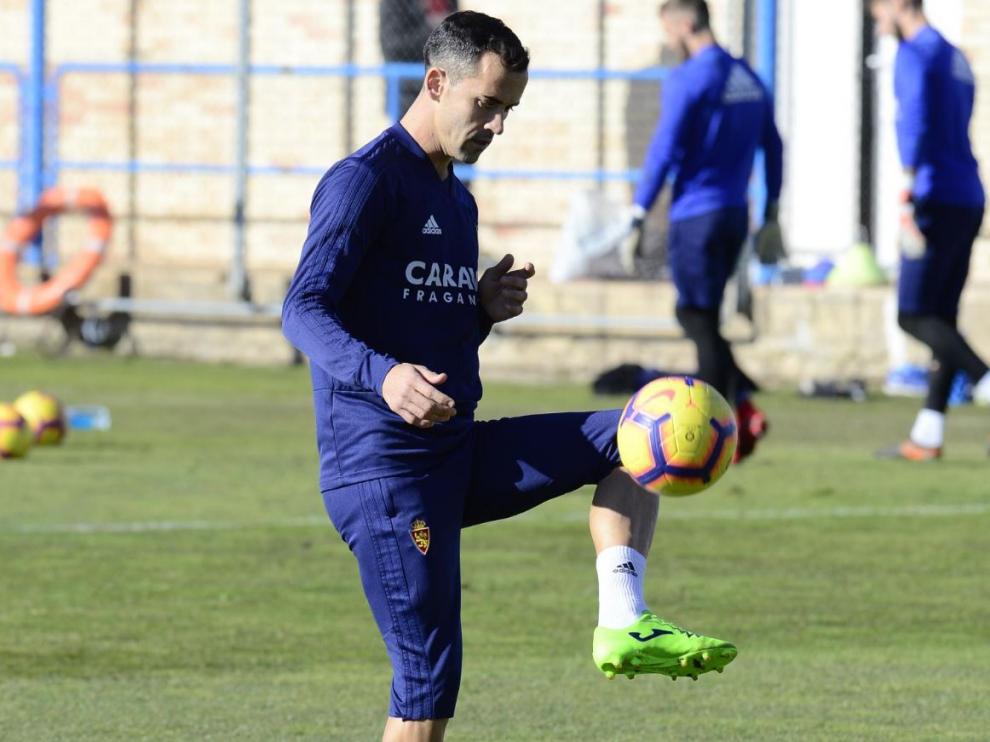 Miguel Linares, en la mañana de este sábado en la Ciudad Deportiva, en su primer entrenamiento con el Real Zaragoza.