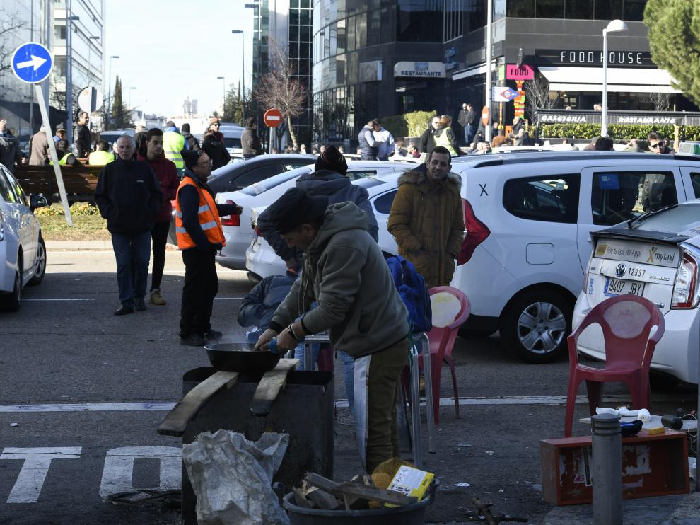 Cientos de taxistas madrileños han amanecido este sábado acampados frente al Ifema en la sexta jornada consecutiva de huelga.