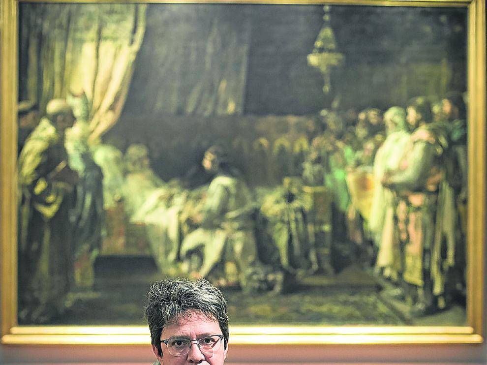 Marisancho Menjón. Detrás, el cuadro 'Últimos momentos de Jaime I', de Ignacio Picazo, obra cedida por el Museo del Prado.