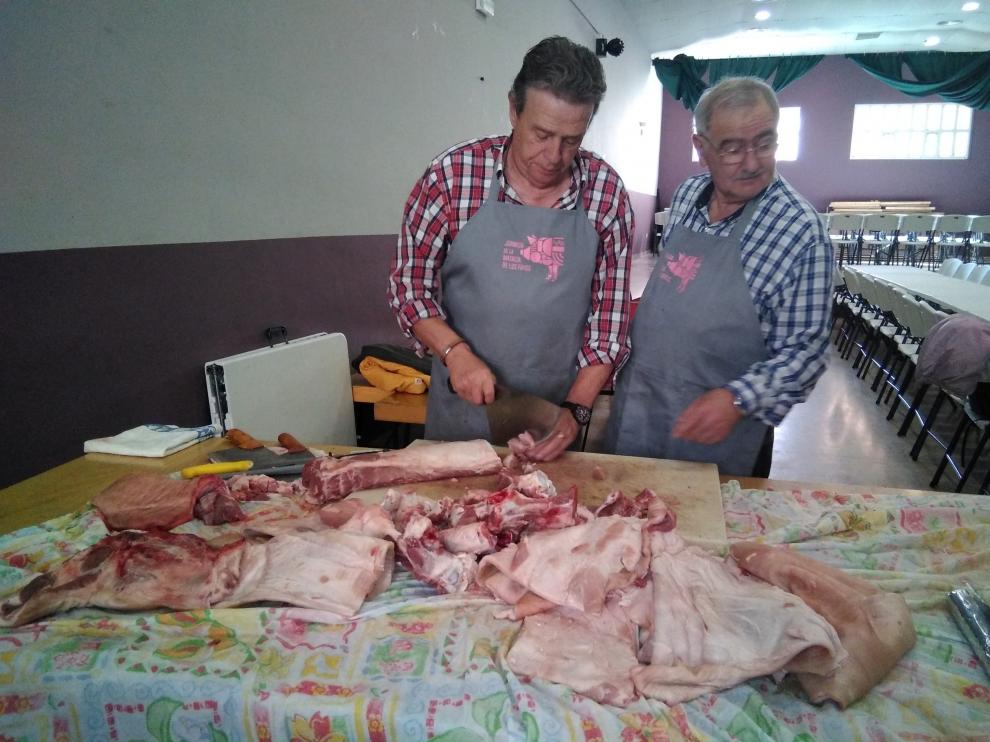 El despiece de la carne se ha realizado en el salón social.