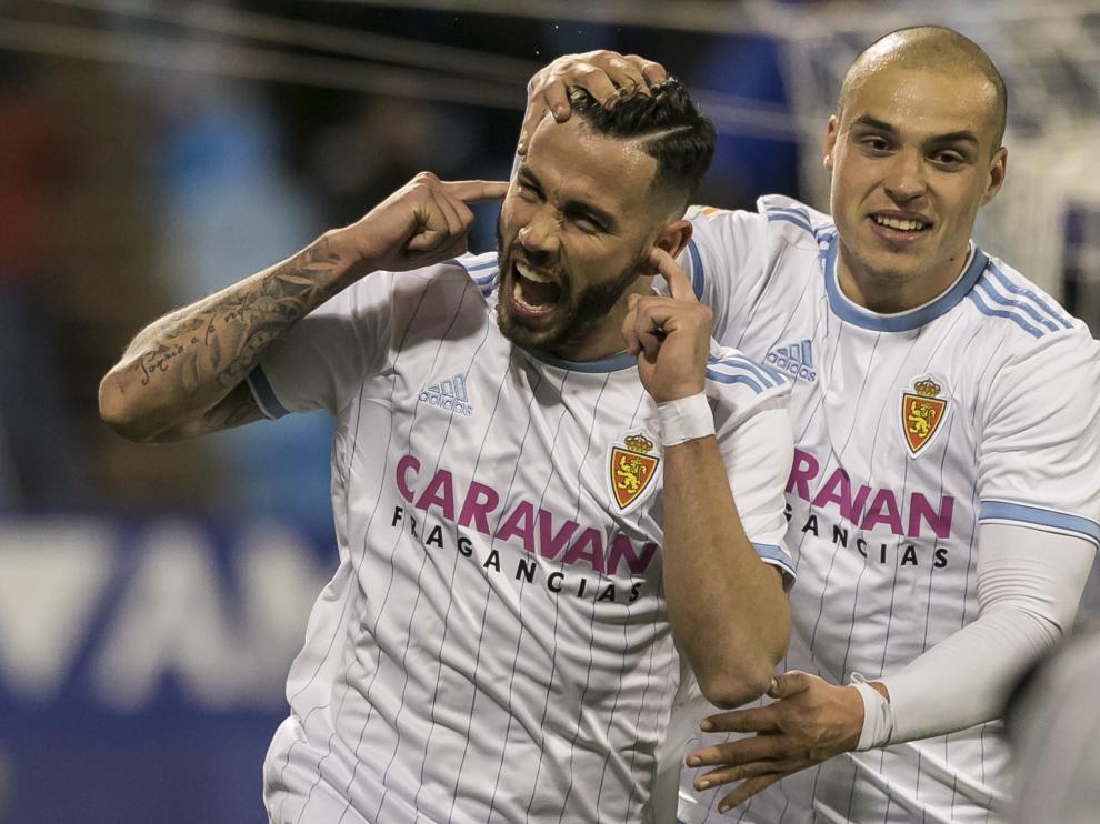 Álvaro Vázquez recibe la felicitación de Pombo nada más abrir el marcador