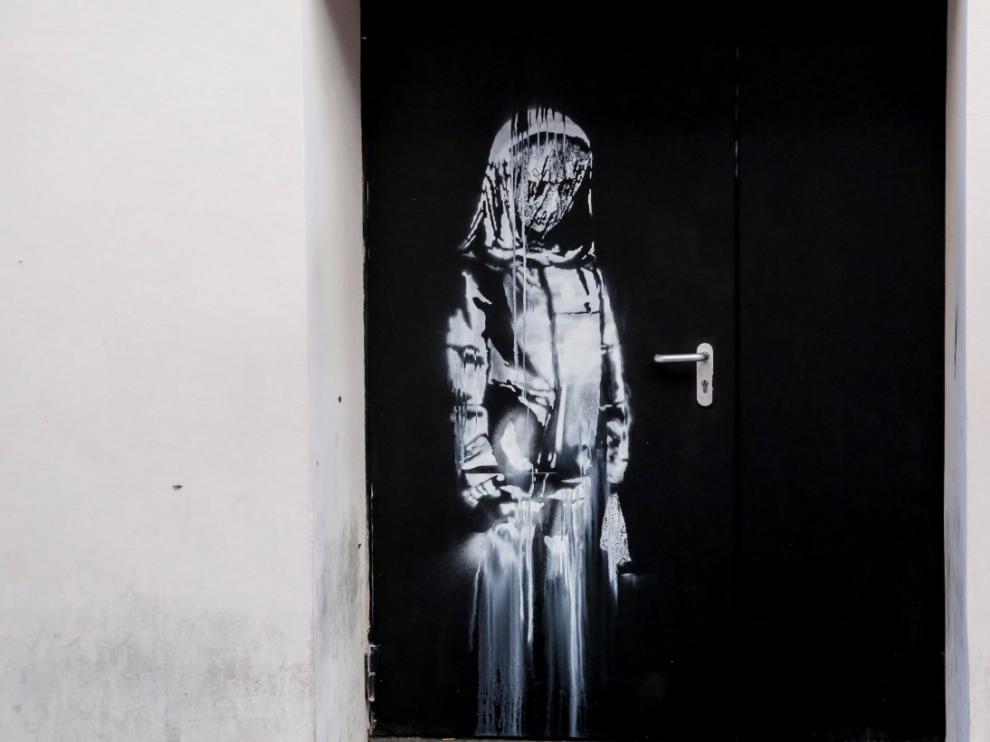 La obra de Bansky en una de las puertas de emergencia de la sala Bataclán en París.