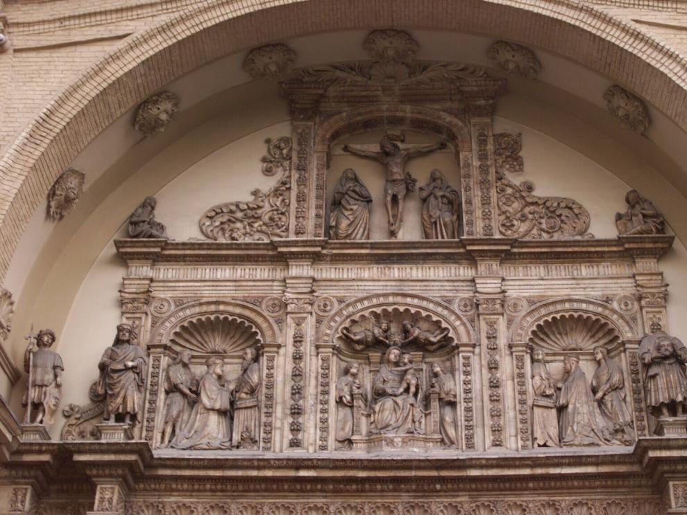 San Lamberto, con su cabeza en la mano, aparece en la fachada de la iglesia de Santa Engracia.