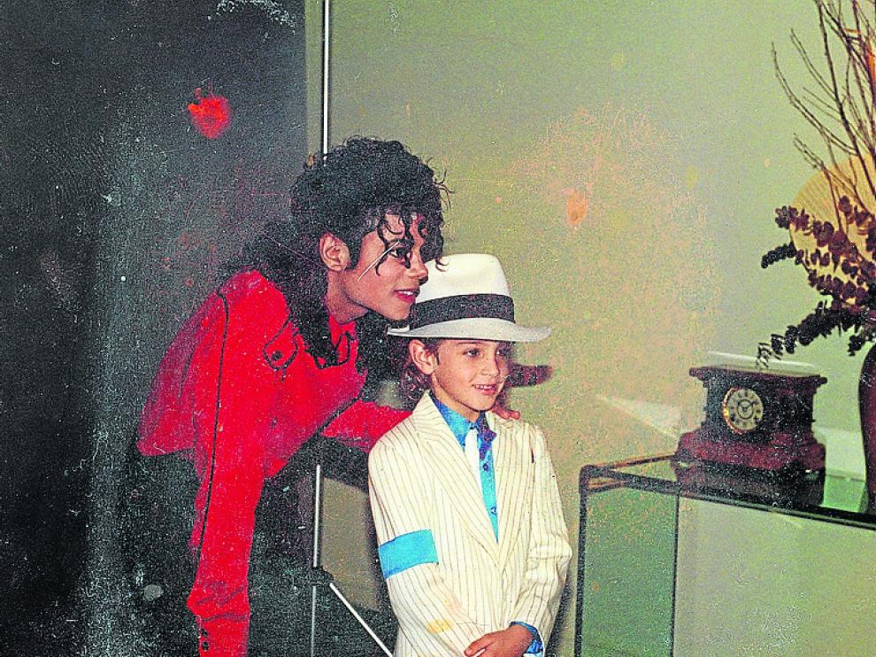Jackson y uno de los denunciantes, en una imagen del documental.