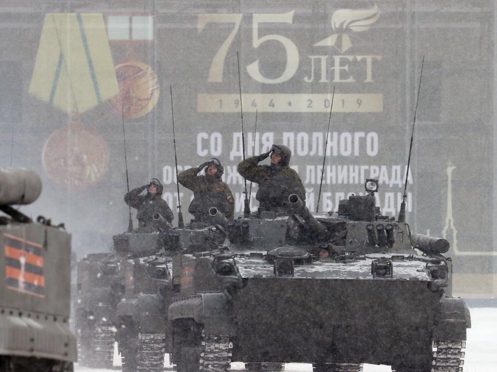 Rusia conmemora el fin del asedio de Leningrado con un desfile militar