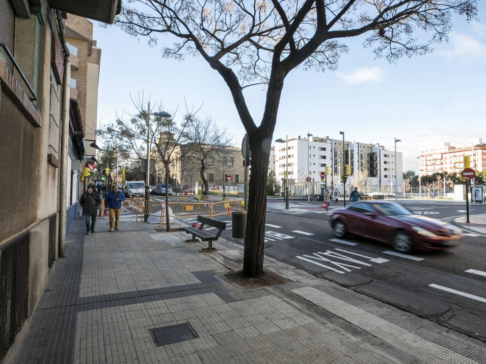 El accidente se produjo en este cruce de la avenida de América, junto a la vieja cárcel de Torrero.